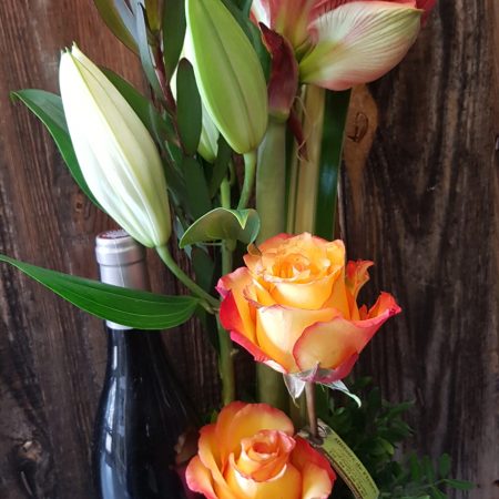 votre artisan fleuriste vous propose le bouquet : Fleurs + Vin