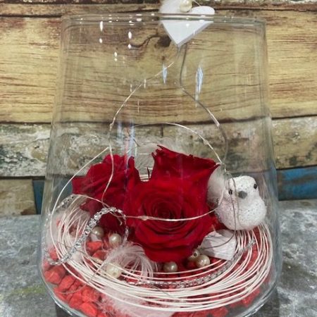 votre artisan fleuriste vous propose le bouquet : 3Roses rouges stabilisées en verrerie