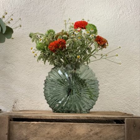 votre artisan fleuriste vous propose le bouquet : Vase ovale graphique