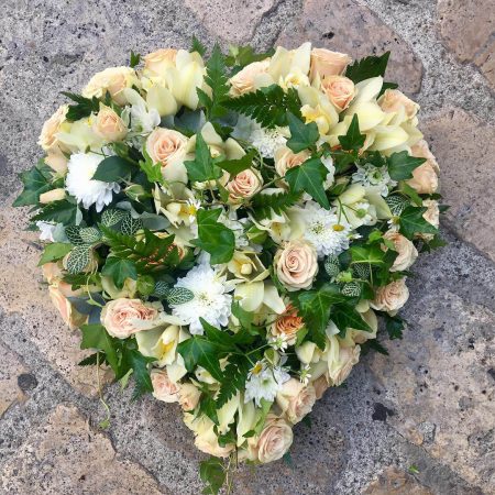 votre artisan fleuriste vous propose le bouquet : Coeur - Obsèques