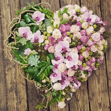 votre artisan fleuriste vous propose le bouquet : cœur de fleurs