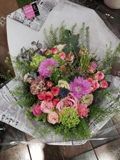 votre artisan fleuriste vous propose le bouquet : Bouquet racé aux couleurs tendances