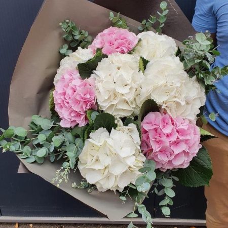 votre artisan fleuriste vous propose le bouquet : Bouquet d'Hortensias ou de Pivoines ou de Tulipes