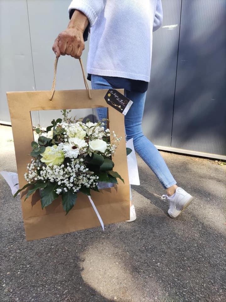 Bouquet sac fleuri, par Au temps des fleurs Montauban, fleuriste à Montauban