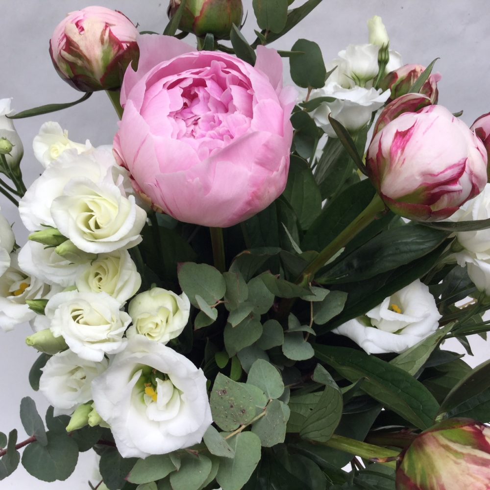Livraison De Bouquet Champetre Pivoines Et Lisianthus A Illkirch Graffenstaden Fleurs Kammerer