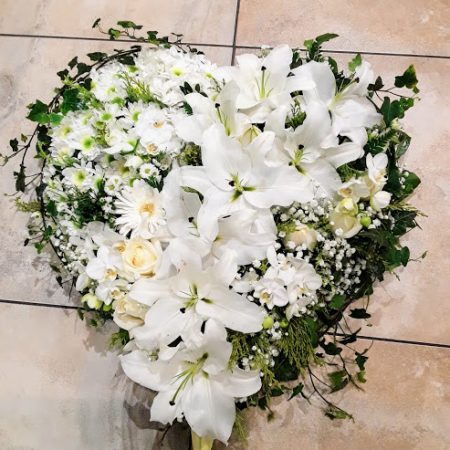 votre artisan fleuriste vous propose le bouquet : Coeur deuil tout en blanc