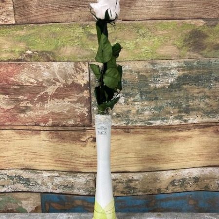 votre artisan fleuriste vous propose le bouquet : rose blanche stabilisée en vase