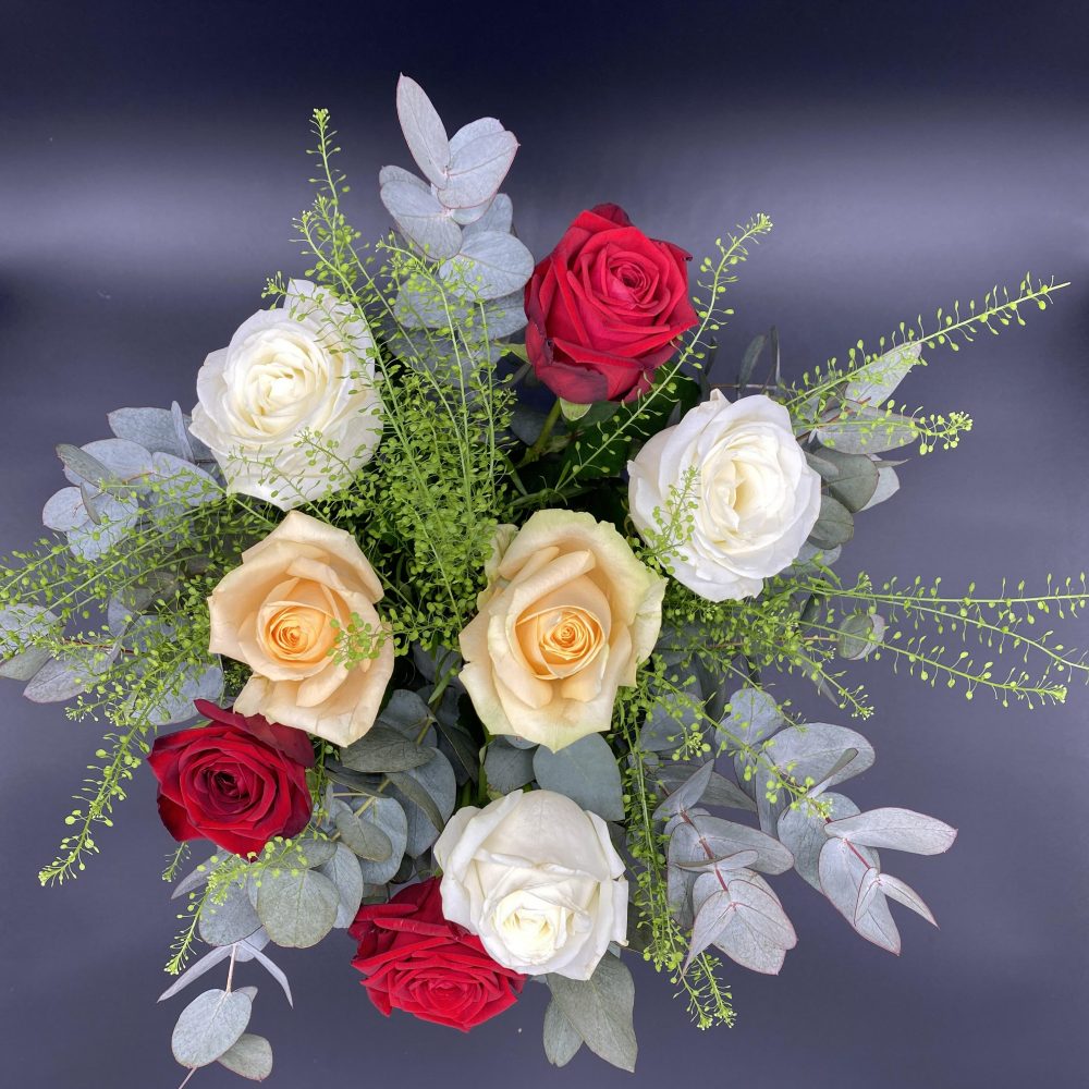 Méli mélo de roses plus vase, par Fleurs des îles, fleuriste à Grigny