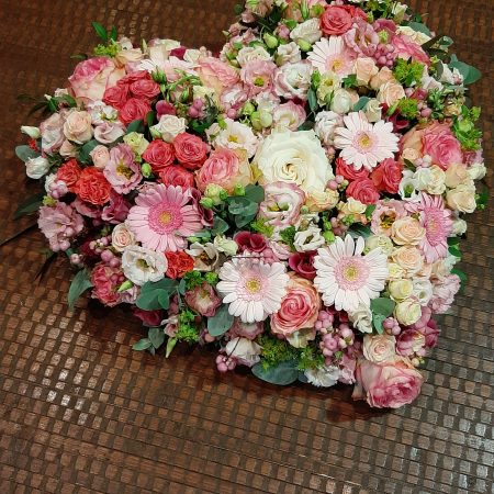 votre artisan fleuriste vous propose le bouquet : Coeur dernier hommage