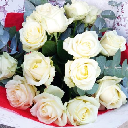 votre artisan fleuriste vous propose le bouquet : Bouquet de roses blanche ou rouge en variété red naomi ou white naomi