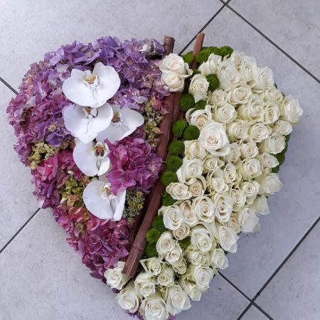 votre artisan fleuriste vous propose le bouquet : Composition deuil coeur