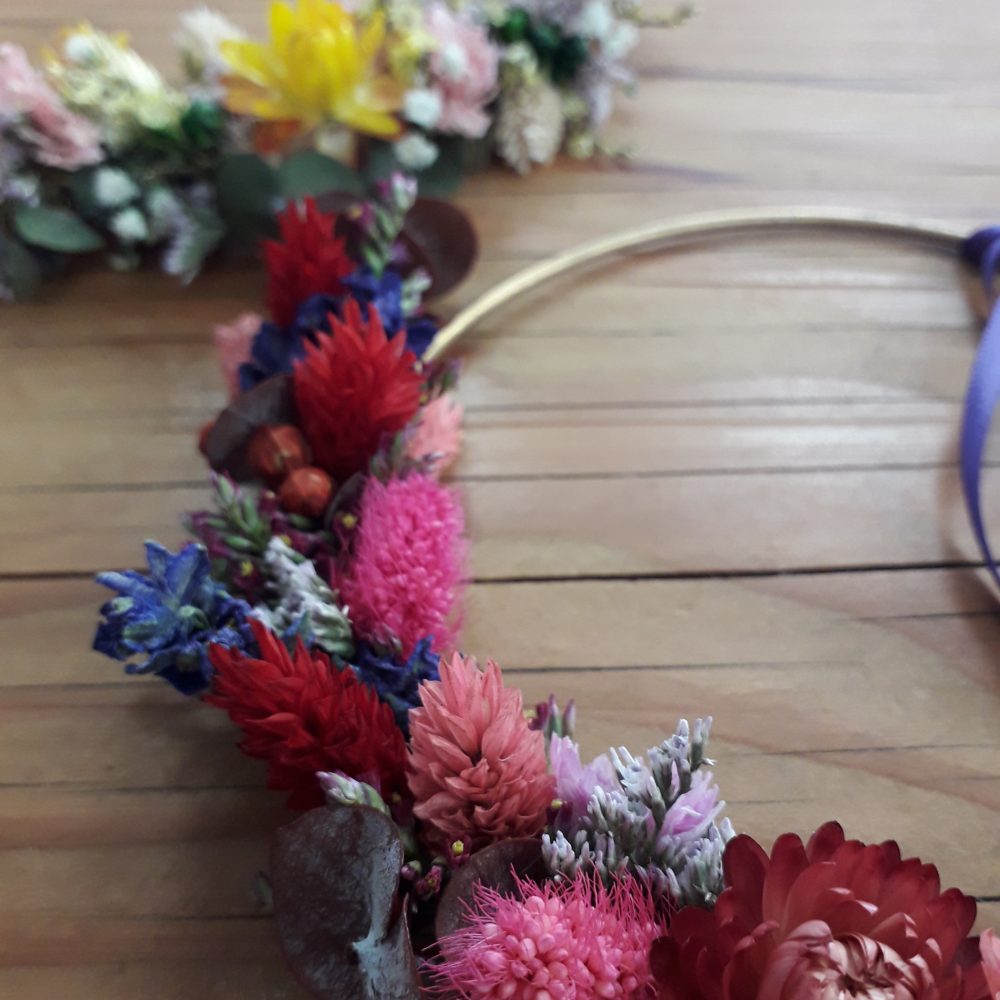 Couronne de fleurs séchées à suspendre, par La Linotte Artisan Fleuriste, fleuriste à Kaysersberg