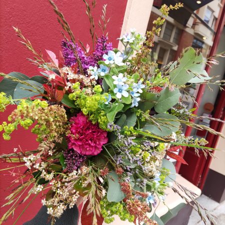 votre artisan fleuriste vous propose le bouquet : bouquet de saison, lilas oxypetalum