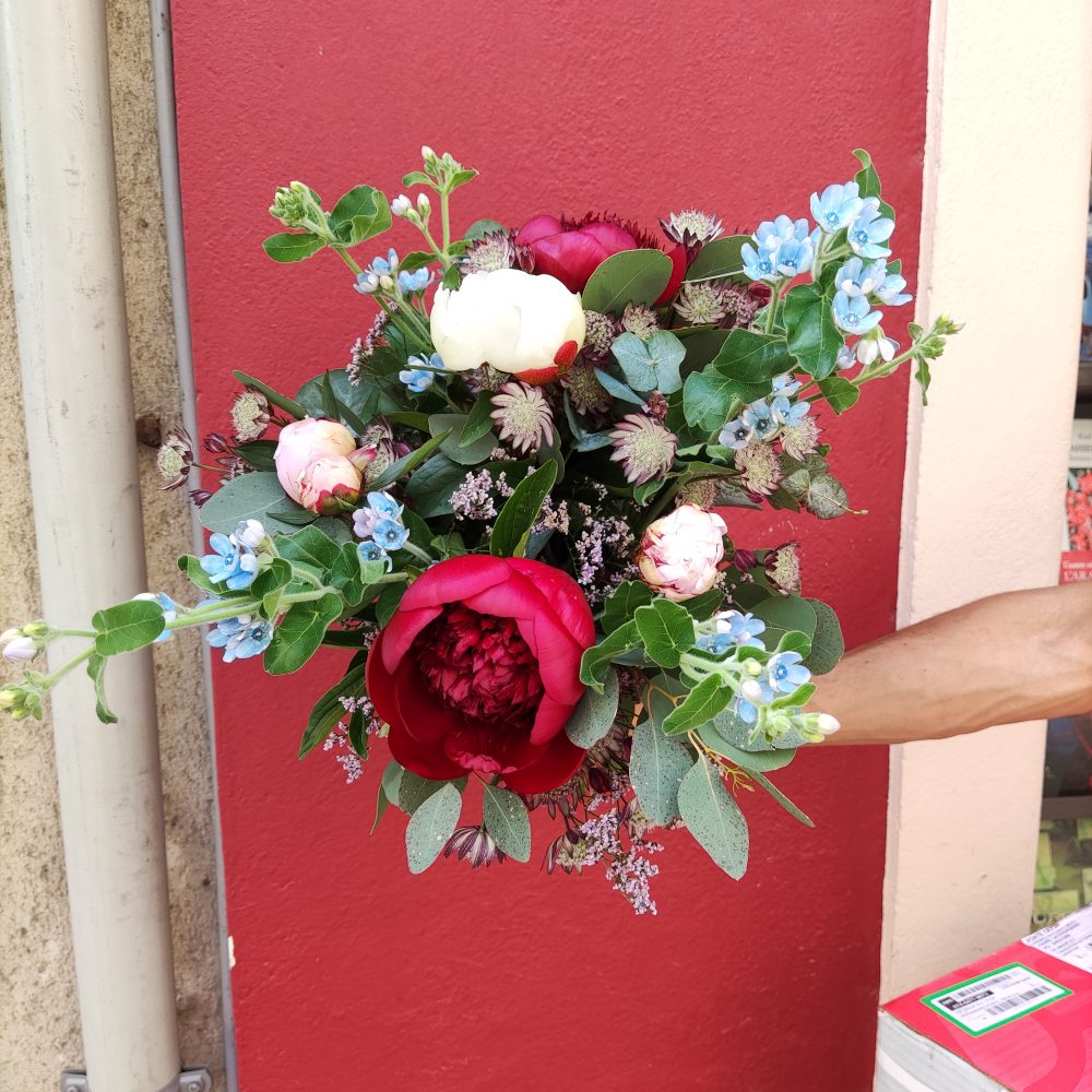 bouquet de saison été avec pivoines, par Akane, fleuriste à Rennes