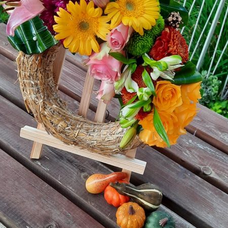 votre artisan fleuriste vous propose le bouquet : La couronne d'automne colorée .