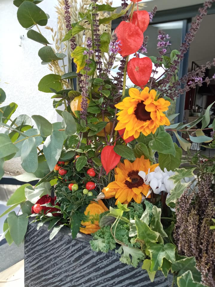 composition deuil plantes et fleurs coupées, par Camomille Fleuriste Nomade, fleuriste à Rivières
