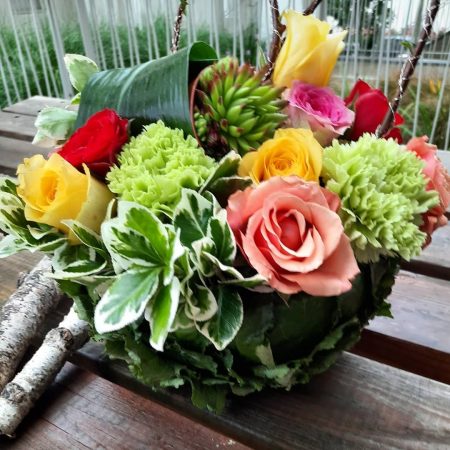 votre artisan fleuriste vous propose le bouquet : Une boule de couleurs