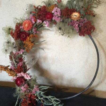 votre artisan fleuriste vous propose le bouquet : Couronne sur cercle métallique