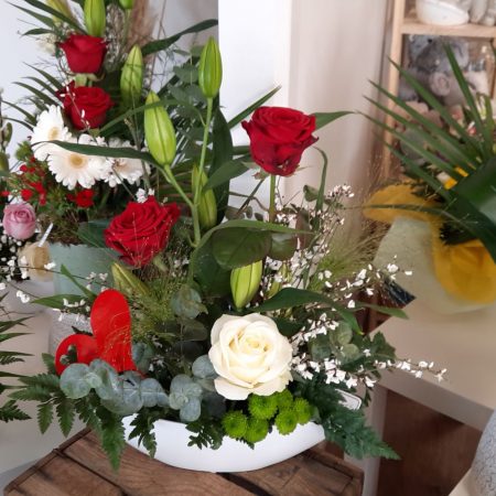votre artisan fleuriste vous propose le bouquet : Composition De Fleurs Piquées dans contenant décoratif