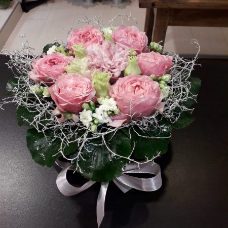 votre artisan fleuriste vous propose le bouquet : Boîte à chapeau de fleurs variées