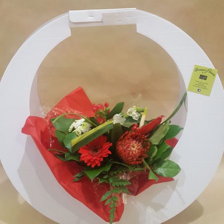 bouquet dans un sac aux teintes rouges, par Bossez Fleurs, fleuriste à Béziers