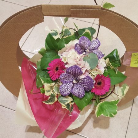 bouquet rond composé dans un sac, par Bossez Fleurs, fleuriste à Béziers