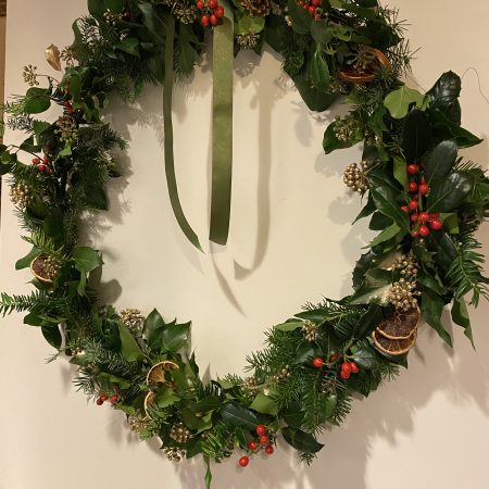 votre artisan fleuriste vous propose le bouquet : Des décorations de Noël pour un intérieur chaleureux