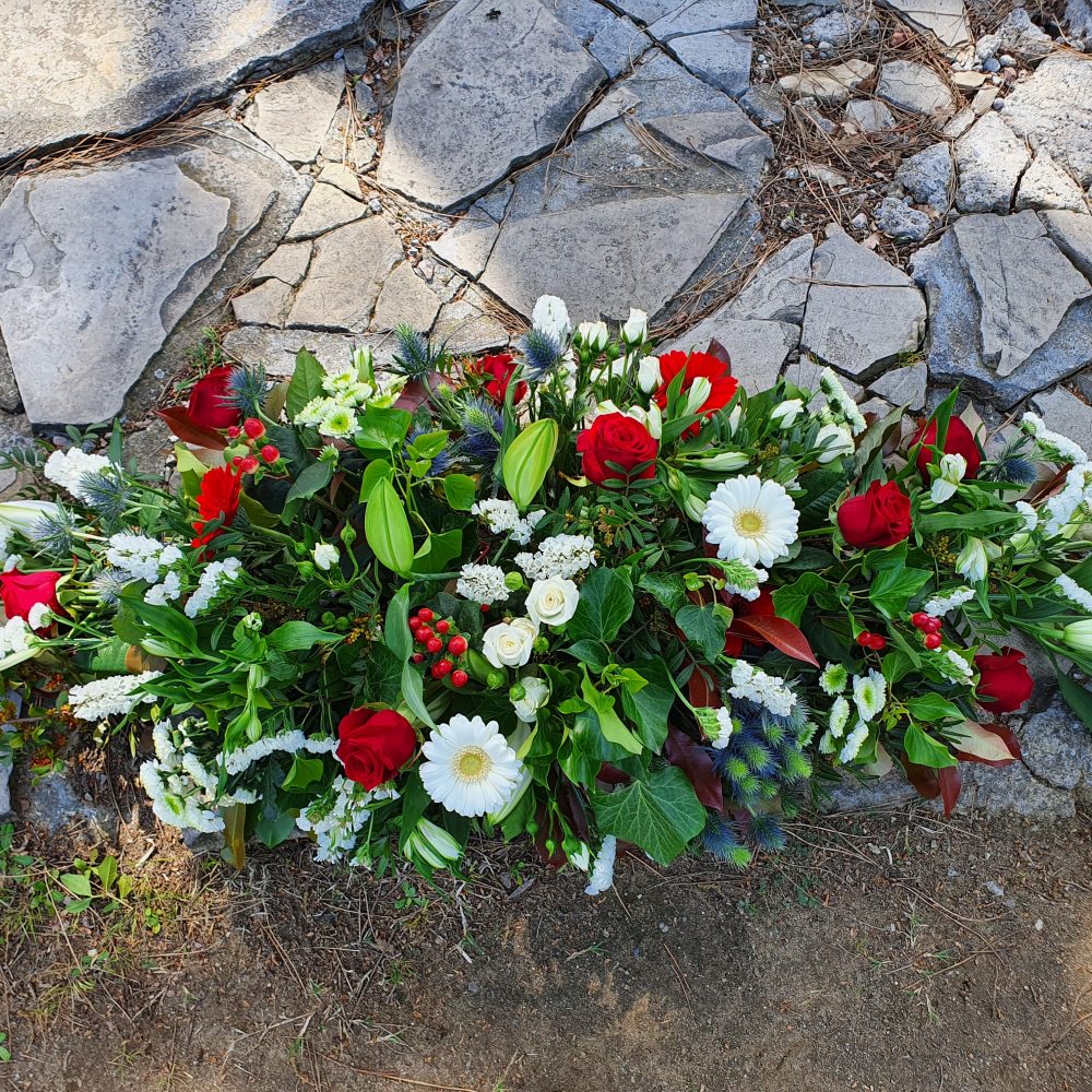 gerbe de fleurs pour un deuil, par Bossez Fleurs, fleuriste à Béziers