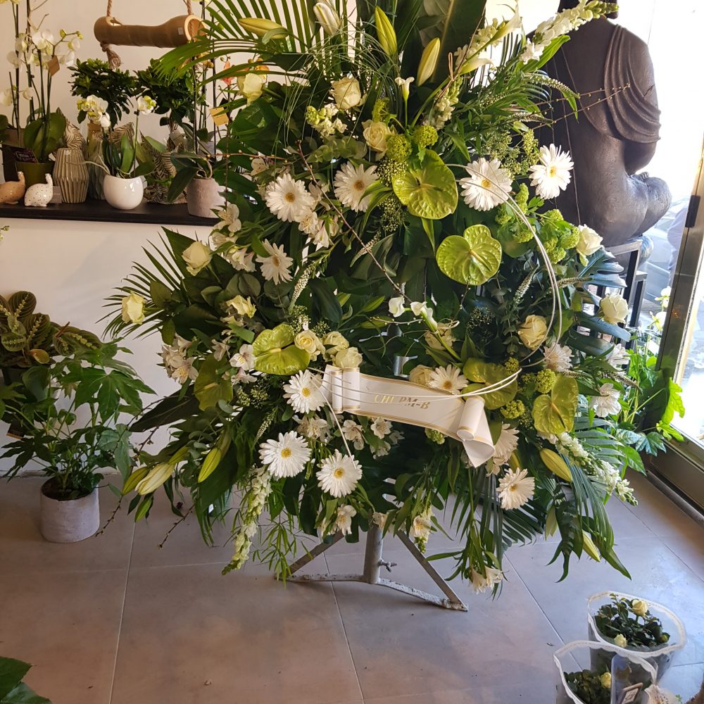 Grosse couronne mortuaire, par Zen et Flore, fleuriste à La Louvière