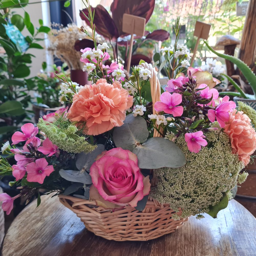 Composition en vannerie de Mon panier à fleurs, par Mon panier à fleurs, fleuriste à Saint-Germain-en-Laye