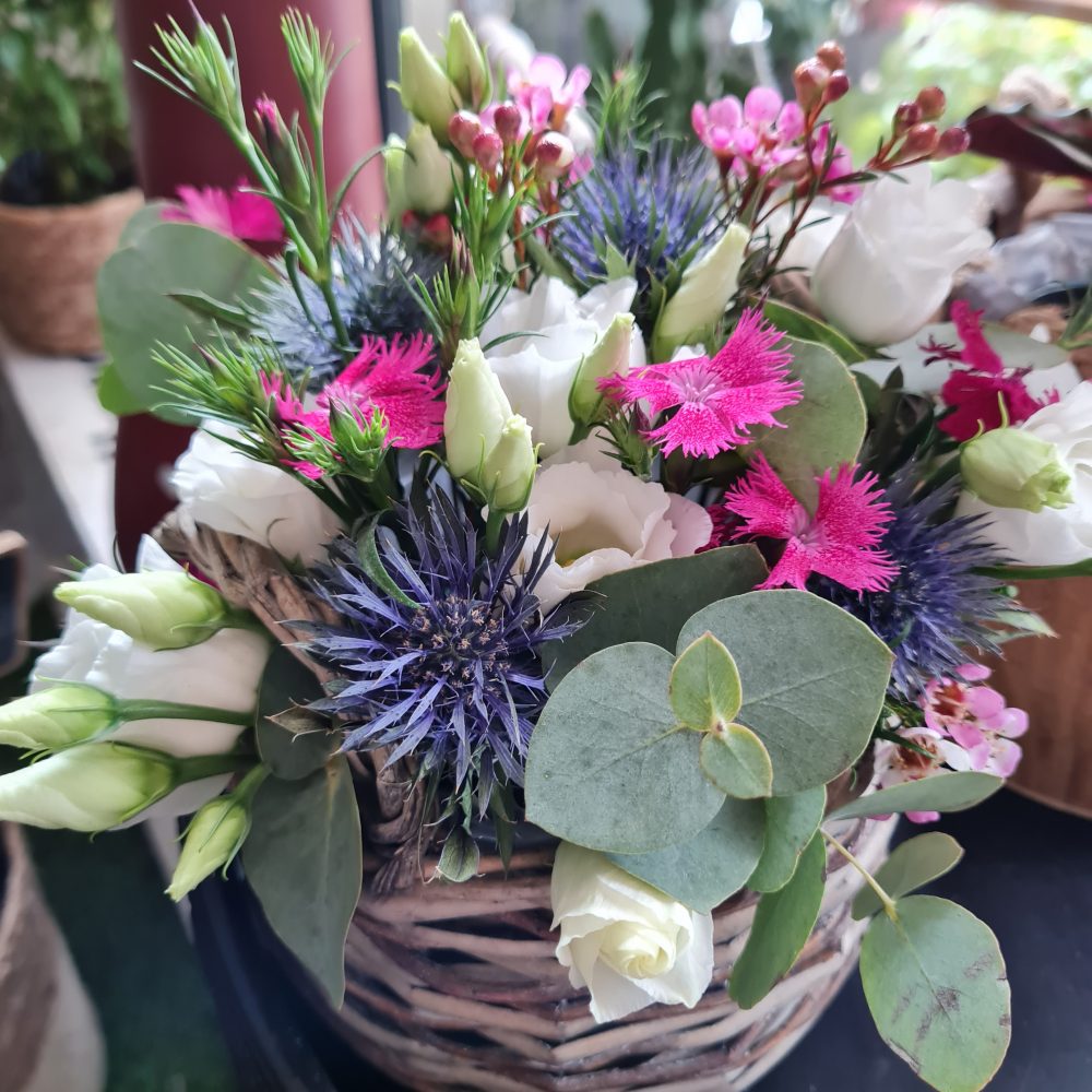 Composition en vannerie de Mon panier à fleurs, par Mon panier à fleurs, fleuriste à Saint-Germain-en-Laye