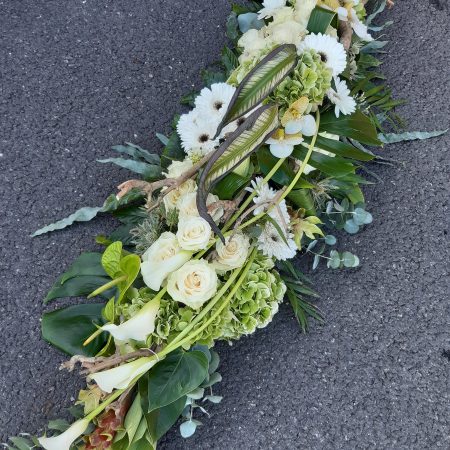 votre artisan fleuriste vous propose le bouquet : Hommage - dessus de cercueil