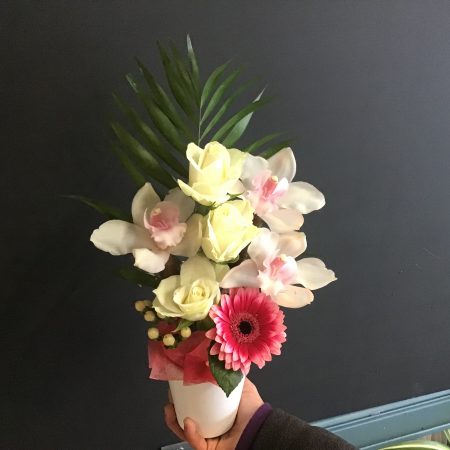 votre artisan fleuriste vous propose le bouquet : Composition fleurs coupées dans pot en céramique