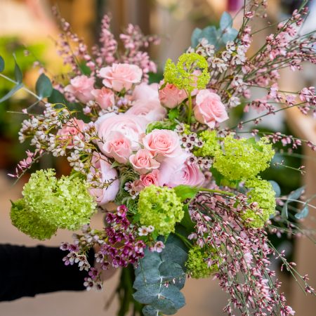 votre artisan fleuriste vous propose le bouquet : Bouquet de fleurs de saison