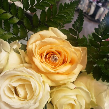 votre artisan fleuriste vous propose le bouquet : 3 roses de Opal'Lys
