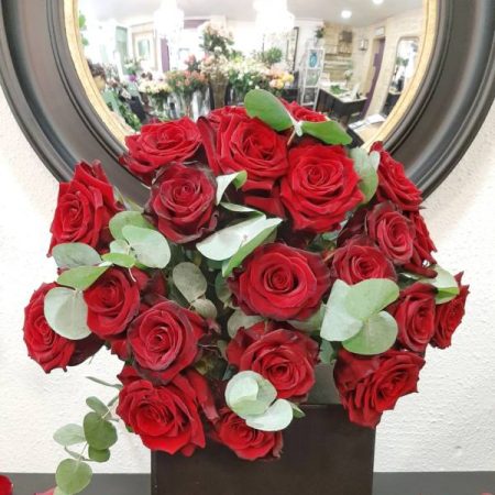 votre artisan fleuriste vous propose le bouquet : Roses de Côté Pourpre