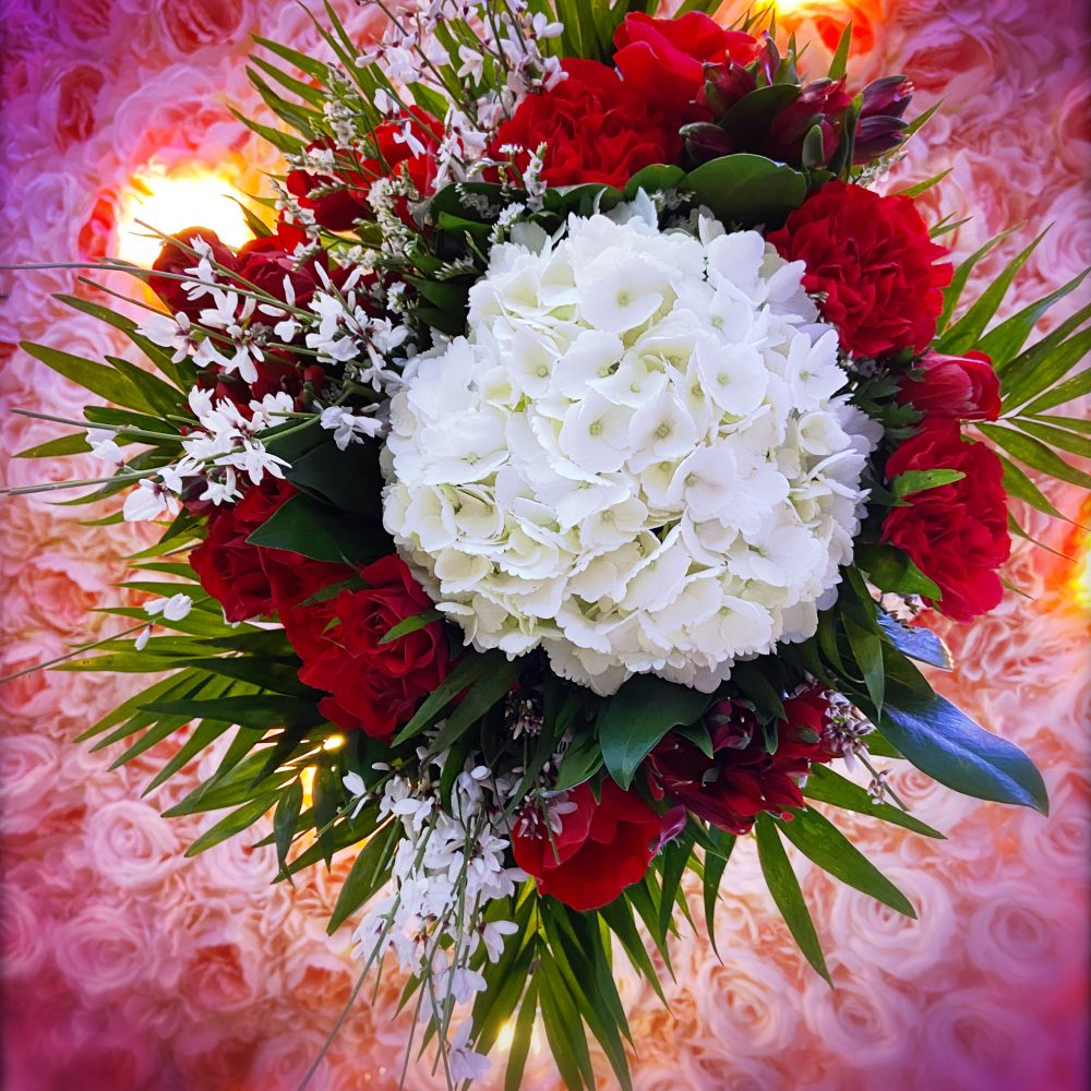 Bouquet rond rouge et blanc, par Au jardin de Cécilia, fleuriste à Esbly