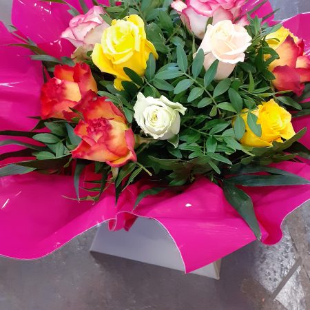 votre artisan fleuriste vous propose le bouquet : Bouquet bulle de roses melangé
