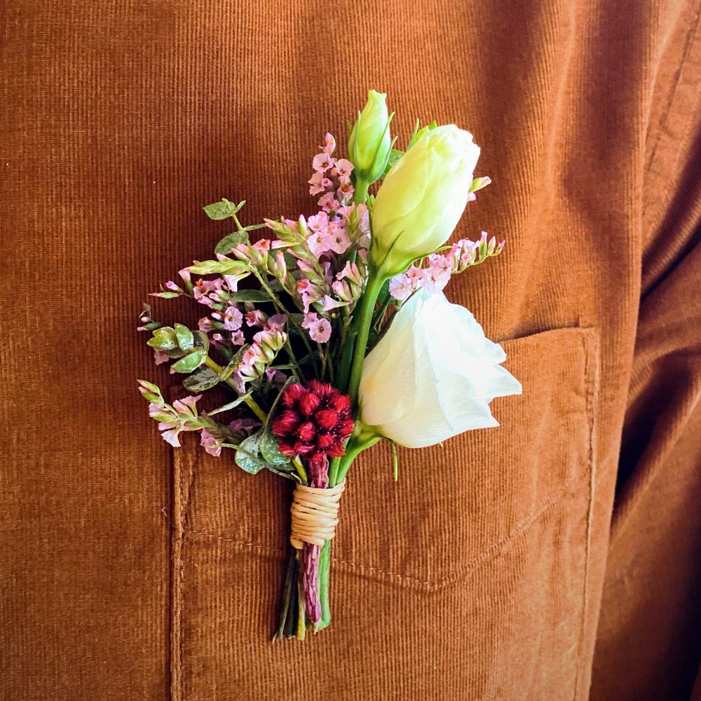 Boutonnière de marié (ou pas !) en fleurs fraiches | Livraison à Paris |  Bertrand Artisan Floral