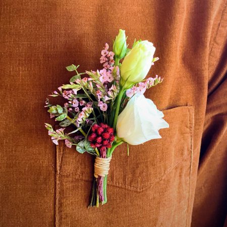 Boutonnière de marié (ou pas !) en fleurs fraiches, par Bertrand Artisan Floral, fleuriste à Paris