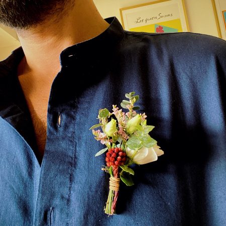 votre artisan fleuriste vous propose le bouquet : Boutonnière de marié (ou pas !) en fleurs fraiches