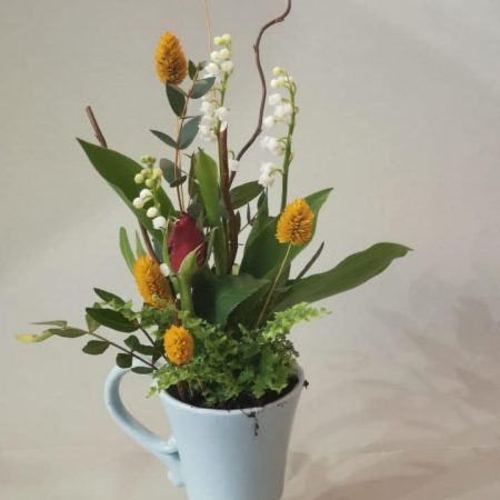 votre artisan fleuriste vous propose le bouquet : muguet dans tasse