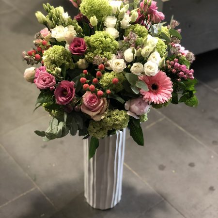 votre artisan fleuriste vous propose le bouquet : Le vase et son bouquet de fleurs fraîches