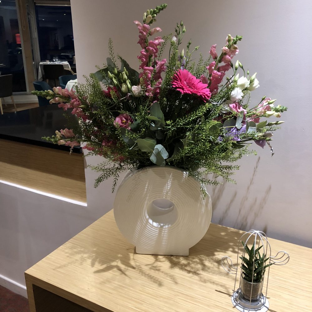 Le vase et son bouquet de fleurs fraîches, par Arums et Des Lys, fleuriste à Le Grau-du-Roi