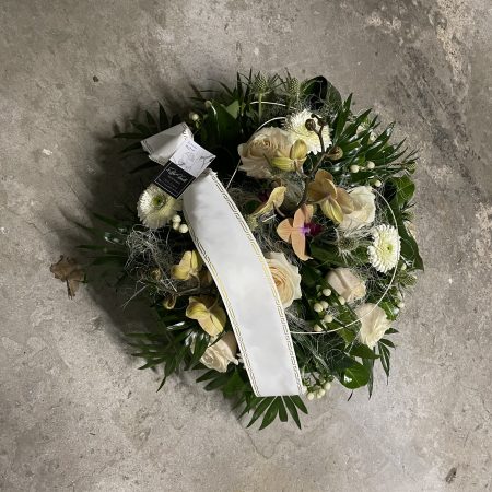 votre artisan fleuriste vous propose le bouquet : Panier rond Deuil