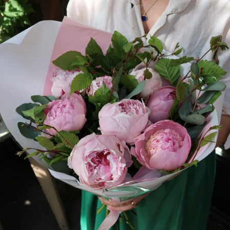votre artisan fleuriste vous propose le bouquet : Brassée de pivoines