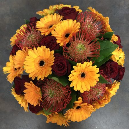 votre artisan fleuriste vous propose le bouquet : Bouquet Rond Tons Chaud Dominante Jaune