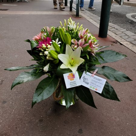 Le bouquet Solidaire + vase, par A'rt Végétal, fleuriste à Toulouse