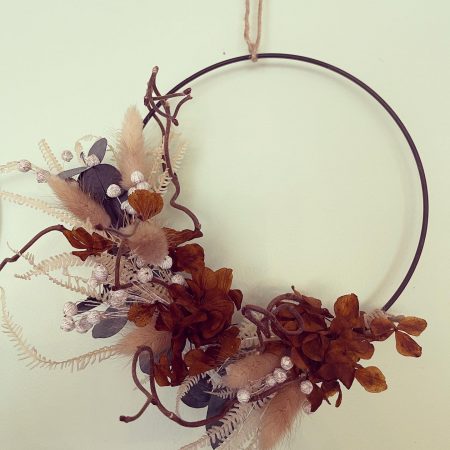 Couronne de fleurs séchées, par Lily & Bloom, fleuriste à Enghien-les-Bains