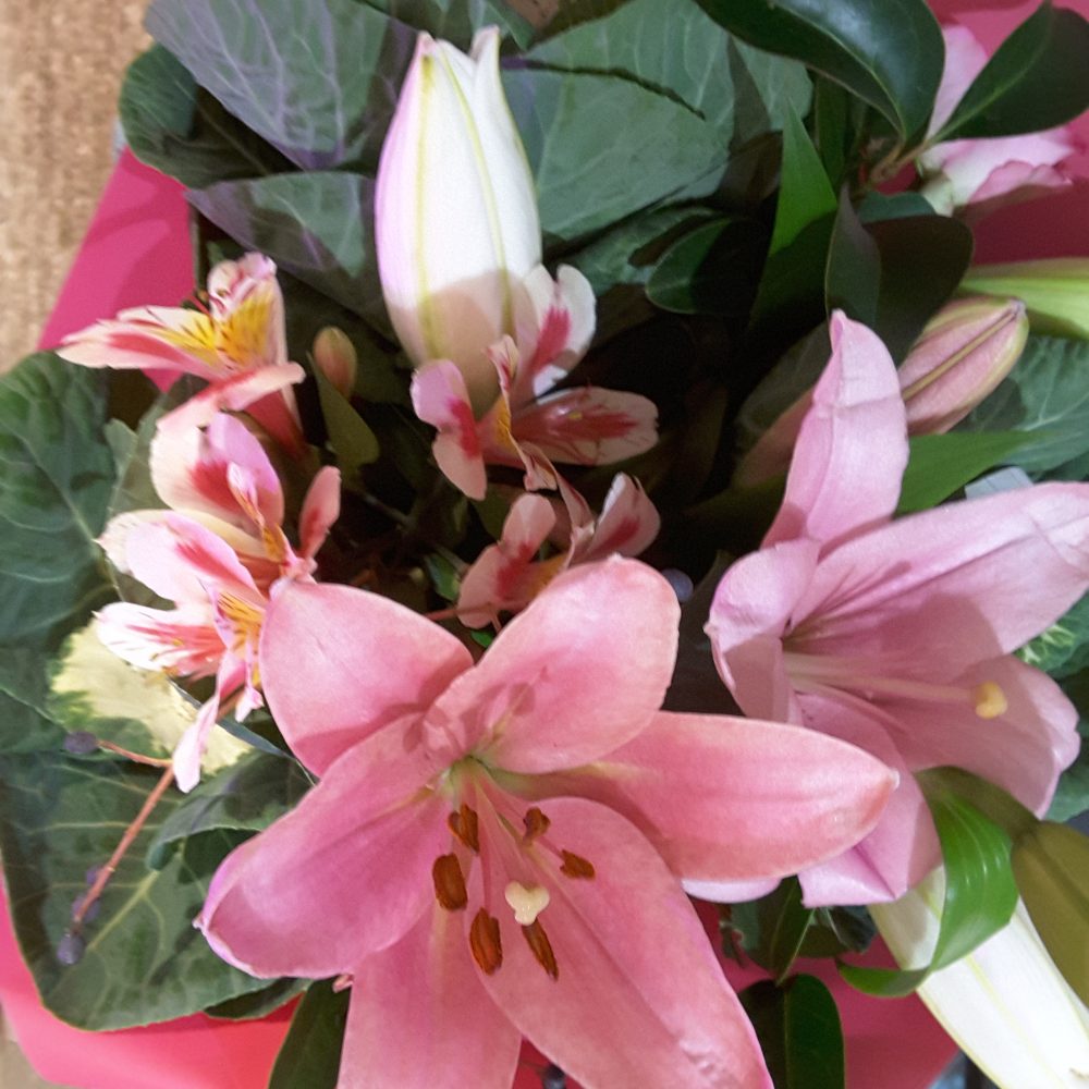 Bouquet avec choux ornement, par Atelier Marine Fleurs, fleuriste à Étoile-sur-Rhône
